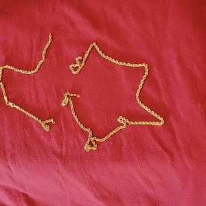 Broken twisted roap chain. Stamped Peru 14k. The chain is broken.